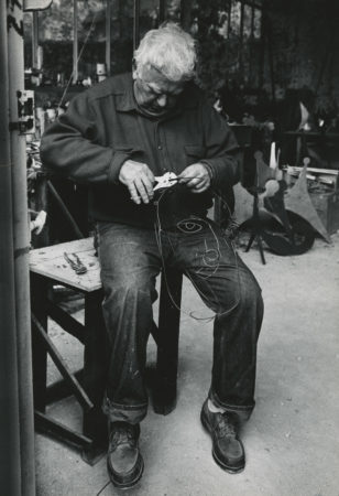 Calder creating Self Portrait, François Premier studio, Saché (1968)