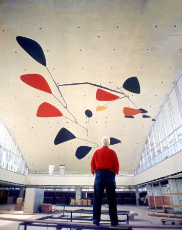 Calder reviewing the installation of .125 (1957)