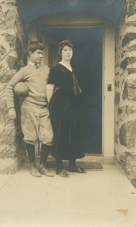 Calder and his sister (1910)