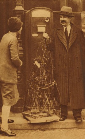 Calder arriving with a bundle of his wire sculptures to present at Galerie Neumann-Nierendorf (1929)