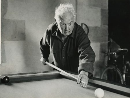 Calder playing billiards, Moulin Vert, Saché (1964)
