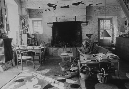 Louisa Calder hooking Calder rugs (1965)
