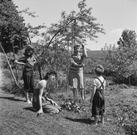 Louisa Calder with daughter Sandra and Mercedes and Alexander Matter (1947)